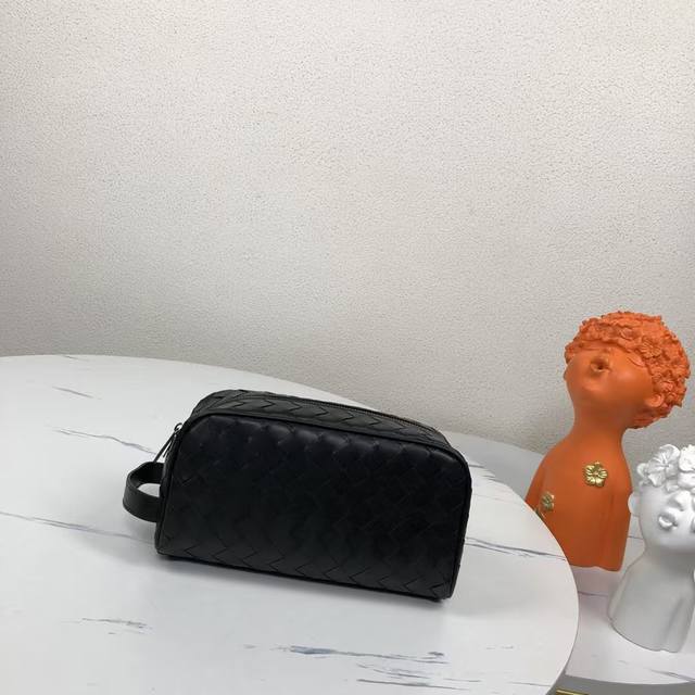 p390Bv枕头手包简单帅气采用进口打蜡牛皮全手工编织配灰色内里型号：7799#，颜色：黑色，尺寸：25X13X8Cm。