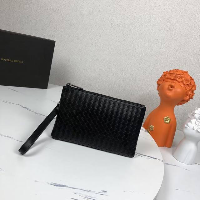 p310 小号配盒子 Bv男士手包遵循传统手工艺精选打蜡牛皮材质 手工编织既可以作为钱包也可以当手包使用简洁款式 包身全编织 实用手带秘袋口拉链 内里拉链型号：