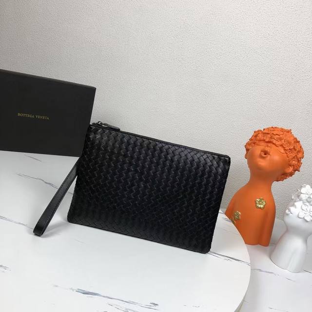 p340 大号配盒子 Bv男士手包遵循传统手工艺精选打蜡牛皮材质 手工编织既可以作为钱包也可以当手包使用简洁款式 包身全编织 实用手带秘袋口拉链 内里拉链型号：