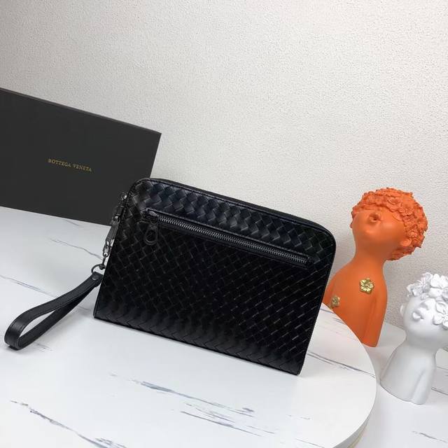 p420 配盒子 新款宝缇嘉Bv手包小手包1810S#黑色，尺寸27X19X3公分，此款小巧的收纳包、采用进口打腊牛皮、纯手工编织制作，配以多种携带方式，兼具钱