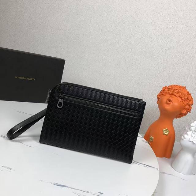 p420 配盒子 Bv编织手拿包顶级进口打腊小牛皮编制，实用功能与精致七字拉设计，直接掳获男人心。更方便提拿型号：16053#，颜色：黑色，尺寸：30-20-2