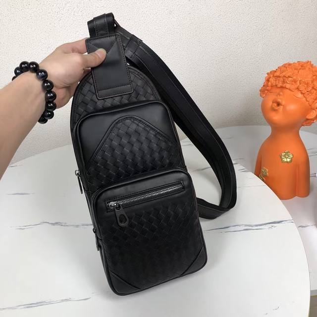 p520Bv最新款男士胸包原单品质官网同步采用顶级打腊牛皮手感超赞专柜原装五金独特的设计风格完美至极细节做工精致大气中有内涵高端上档次高品质型号：821#，颜色