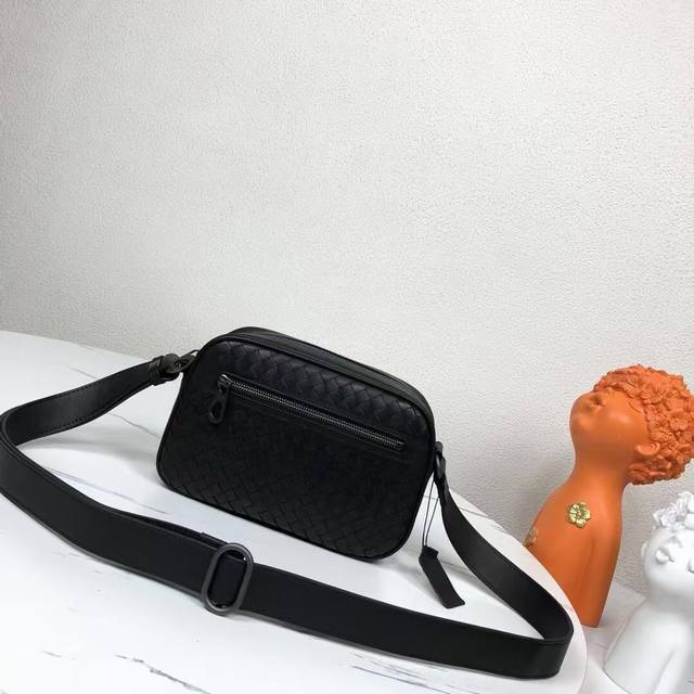 p460 Bv最新款斜挎包一直着重品质与技艺结合的葆蝶家采用最优质的皮革配合臻致完美的手工技术为旗下皮革精品赢得品质超卓的赞誉型号：6684#，颜色：黑色，尺寸