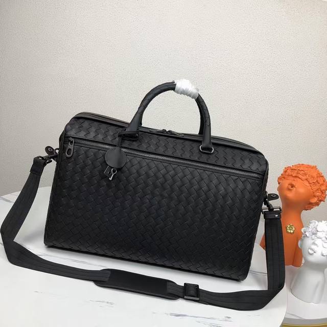 1090Bottegaveneta葆碟家新款编织手提袋，单肩斜挎旅行包，全编织的Bv一直是最经典的，整个包几乎找不到一个Logo，一直是最低调奢华的奢侈品牌，全