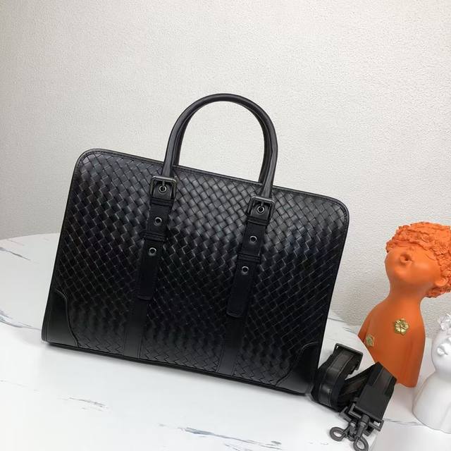 810 Bottega Venet 男士顶级定制公文包无Logo一样为世人皆知秉承着传统手工制作采用全皮包边打蜡进口牛皮无缝编织 枪色电泳配件 低调实用 皮质越