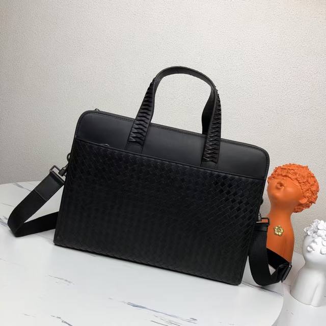 780 Bottega Venet 男士顶级定制公文包无Logo一样为世人皆知秉承着传统手工制作采用全皮包边打蜡进口牛皮无缝编织 枪色电泳配件 低调实用 皮质越