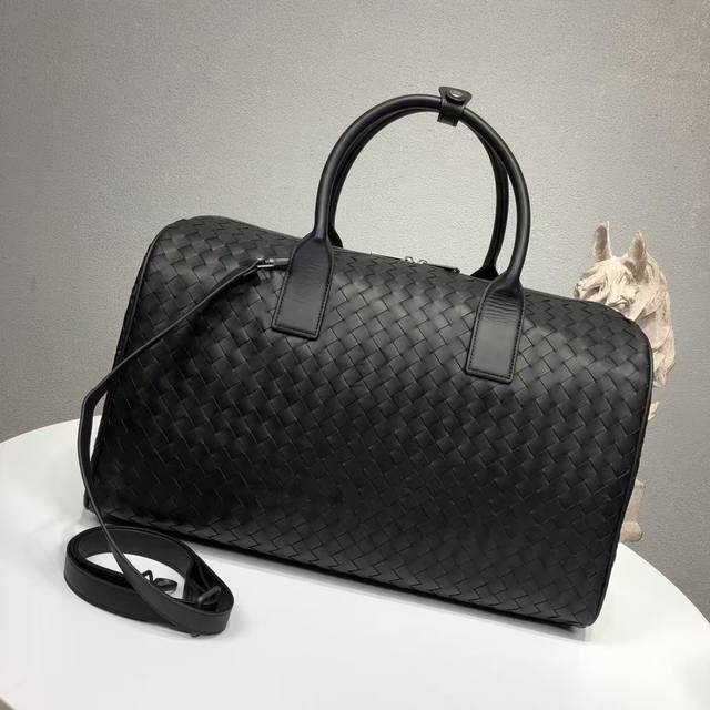 1040Bottegaveneta葆碟家新款编织手提袋，单肩斜挎旅行包，全编织的Bv一直是最经典的，整个包几乎找不到一个Logo，一直是最低调奢华的奢侈品牌，全