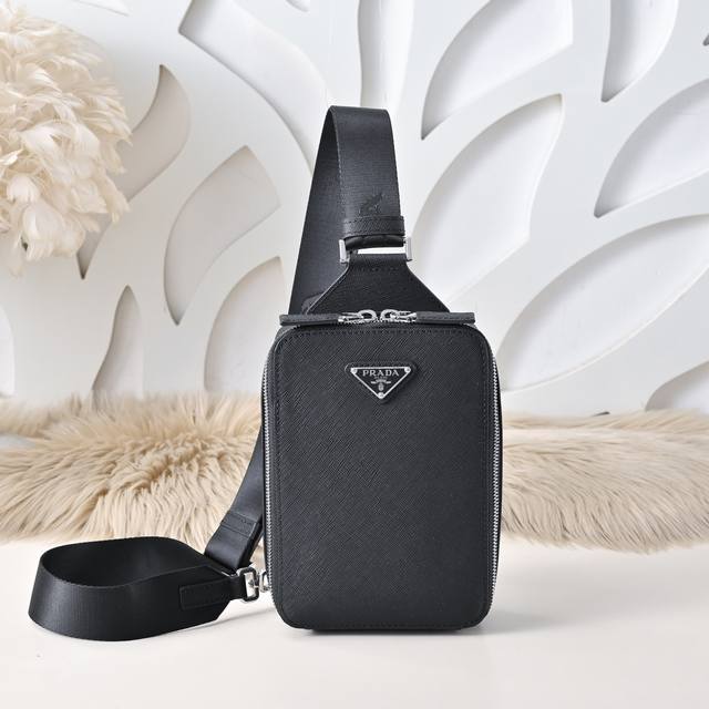 Prada - The latest Prada men's chest bag is made of imported calfskin with a cro Prada - The latest Prada men's chest bag is made of imported calfskin with a cro