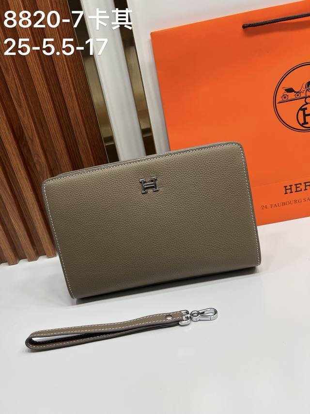 300。Hermes 爱马仕8820-7 头层荔枝纹皮革，藏着不张扬的精致。 金属H扣点亮细节，利落走线勾勒轮廓，搭配可拆卸腕带， 可盐可甜的通勤手包，装得