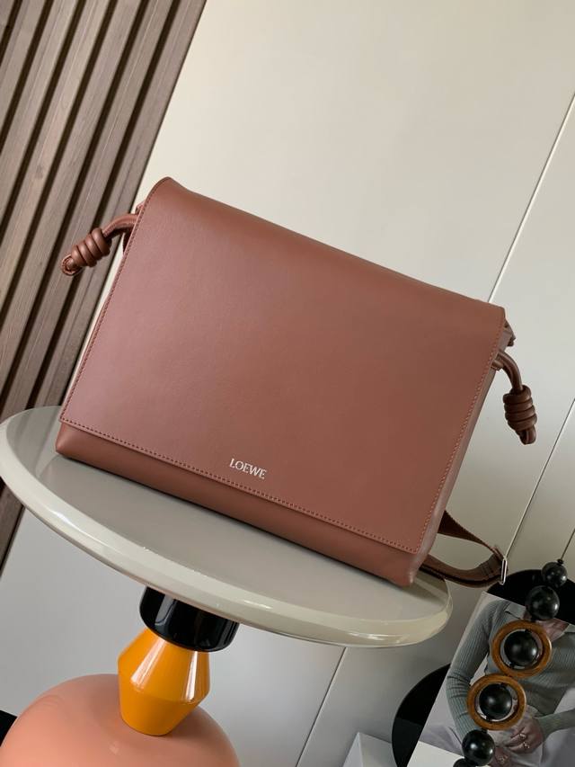p1120亮面柔软牛皮革 Flamenco Satchel 手袋新品这款手袋将经典 Flamenco手袋重新设计为实用的斜挎包采用拉绳收紧，并打上标志性的盘绕结