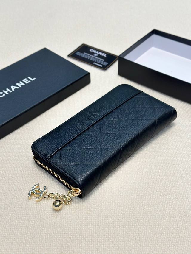 130. Black. Size: 19x10 cm. Chanel calfskin single zipper wallet. Classic style,