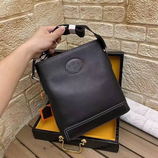 p440 型号：33108-2 Hermes 爱马仕最新款男士单肩斜挎包采用进口原版牛皮 皮质柔软 手感超赞 高端五金拉链头 做工细节精致 爱马仕专用里布 时尚