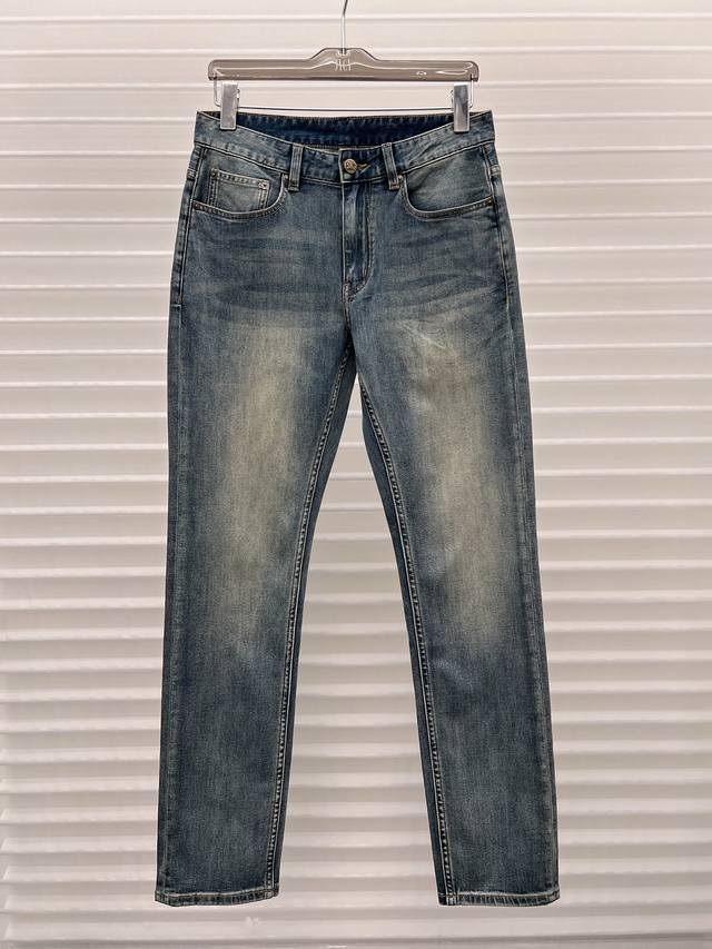 p270 Burberry American retro style jeans, classic slim straight leg cut, washed p270 Burberry American retro style jeans, classic slim straight leg cut, washed