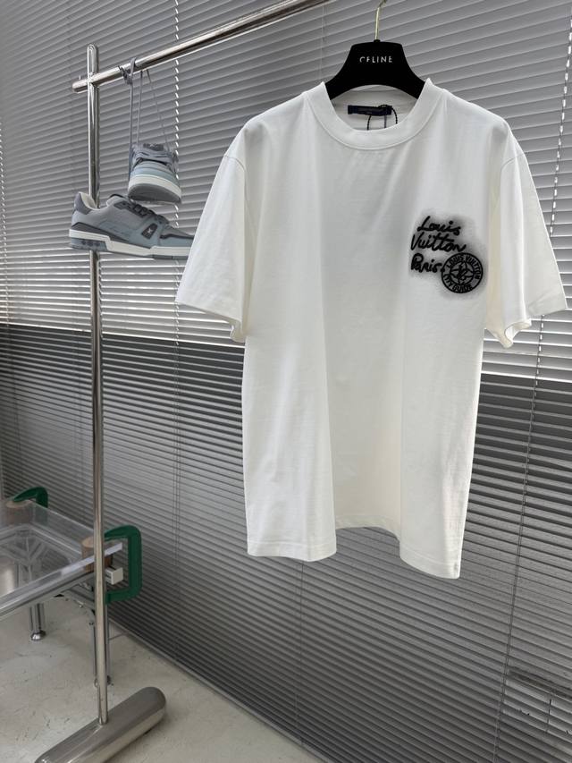 p230 - Louis Vuitton Gradient Handwritten Embroidery Short-Sleeve T-Shirt | Unde p230 - Louis Vuitton Gradient Handwritten Embroidery Short-Sleeve T-Shirt | Unde