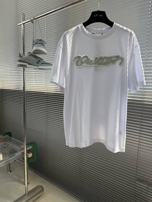 p180 - Louis Vuitton logo denim short-sleeved T-shirt. Custom-made luxurious sil p180 - Louis Vuitton logo denim short-sleeved T-shirt. Custom-made luxurious sil