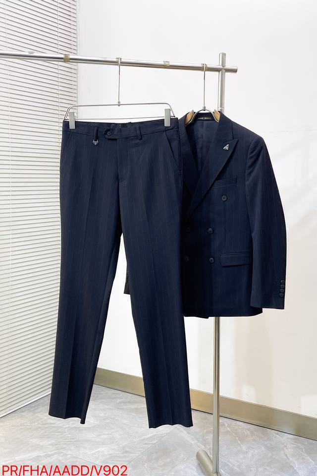 p680 V902 pr 普拉达2026新款西装外套西装套装礼服套装 三标齐全 带洗水唛高版本高品质 原版面料网红明星同款, 开模定制五金辅料 感非常舒服 超 p680 V902 pr 普拉达2026新款西装外套西装套装礼服套装 三标齐全 带洗水唛高版本高品质 原版面料网红明星同款, 开模定制五金辅料 感非常舒服 超