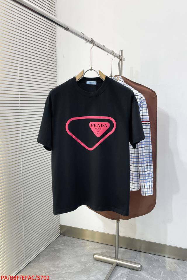 p180 S702 pa 普拉达 2026新款 官网同步 通勤风 数码发泡字母Logo 男女同款 短袖T恤 定制320克重100%双纱纯棉面料 定染32支 p180 S702 pa 普拉达 2026新款 官网同步 通勤风 数码发泡字母Logo 男女同款 短袖T恤 定制320克重100%双纱纯棉面料 定染32支