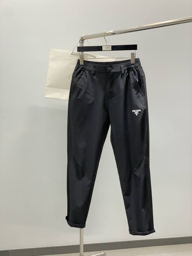 p240,prada 普拉达,2026春秋最新品,专柜同步有售,时尚休闲裤,进口原版面料,做工极为复杂,唯一可以做代购级别的渠道狠货,顶级印花工艺字母图案Log p240,prada 普拉达,2026春秋最新品,专柜同步有售,时尚休闲裤,进口原版面料,做工极为复杂,唯一可以做代购级别的渠道狠货,顶级印花工艺字母图案Log