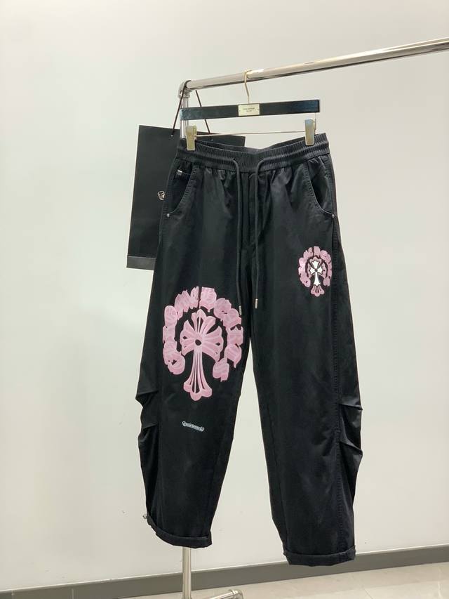 p240,Chrome Hearts 克罗心,2026春秋新品,专柜同步有售,原单狠货,时尚休闲裤,采用进口原版面料,顶级印花工艺字母图案Logo,原版五金辅料 p240,Chrome Hearts 克罗心,2026春秋新品,专柜同步有售,原单狠货,时尚休闲裤,采用进口原版面料,顶级印花工艺字母图案Logo,原版五金辅料