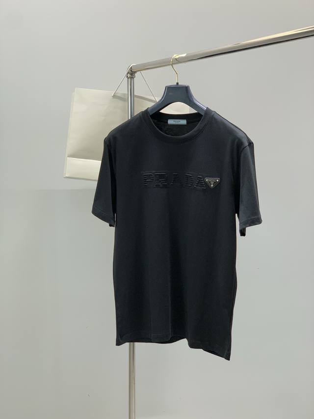 p220 prada 普拉达,2026夏季最新品,专柜同步有售,时尚休闲圆领短袖T恤,进口原版面料,做工极为复杂,唯一可以做代购级别的渠道狠货,顶级压胶工艺字母 p220 prada 普拉达,2026夏季最新品,专柜同步有售,时尚休闲圆领短袖T恤,进口原版面料,做工极为复杂,唯一可以做代购级别的渠道狠货,顶级压胶工艺字母