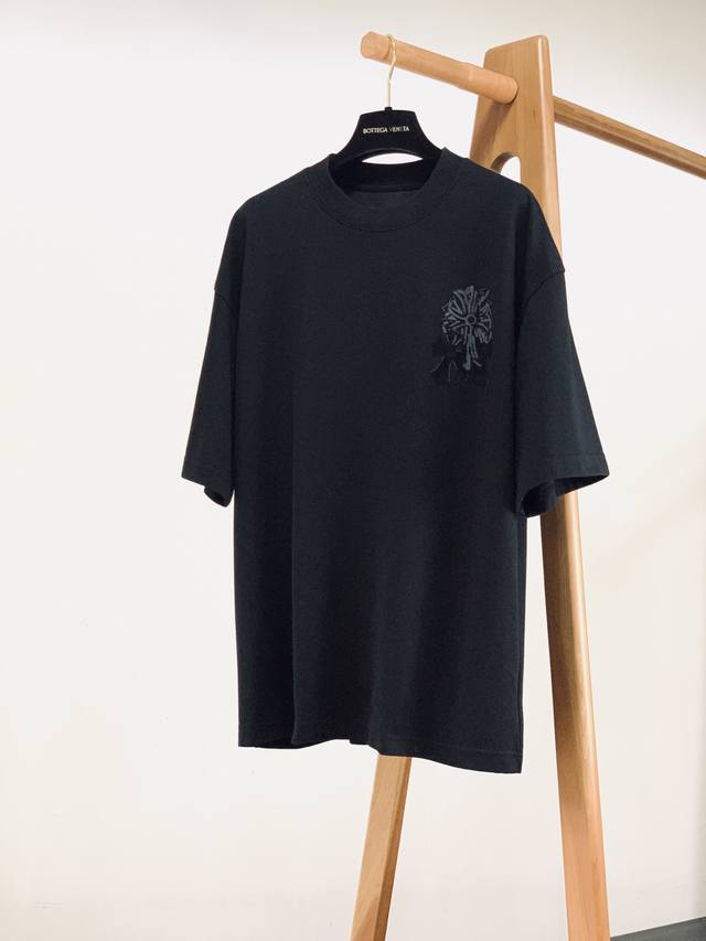 p270 Chrome Hearts 克罗心 2026Ss春夏新品 经典十字刺绣短袖甄选高克重重磅纯棉面料,肌理扎实软糯,透气不闷汗,上身挺括不易软塌变形, p270 Chrome Hearts 克罗心 2026Ss春夏新品 经典十字刺绣短袖甄选高克重重磅纯棉面料,肌理扎实软糯,透气不闷汗,上身挺括不易软塌变形,