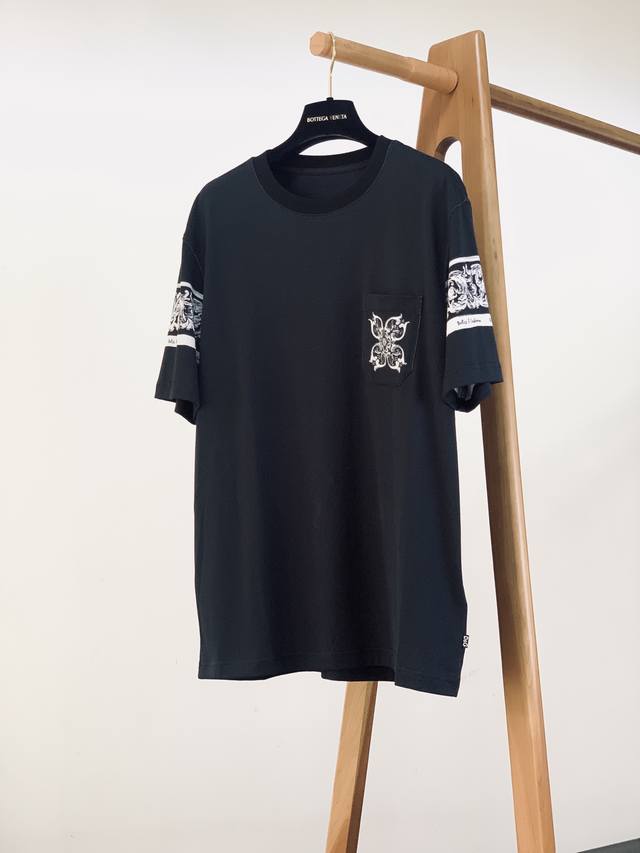p330 Dolce & Gabbana 2026 Spring/Summer New Arrival Pocket Baroque Print T-Shirt
