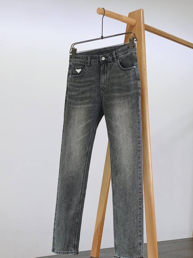 p230 prada 普拉达 2026Ss春夏新品 高级时装感,休闲洗水牛仔裤。 面料很特殊,超细精仿棉纱混纺,超柔舒适感。 具备牛仔随性感 ,休闲感 p230 prada 普拉达 2026Ss春夏新品 高级时装感,休闲洗水牛仔裤。 面料很特殊,超细精仿棉纱混纺,超柔舒适感。 具备牛仔随性感 ,休闲感