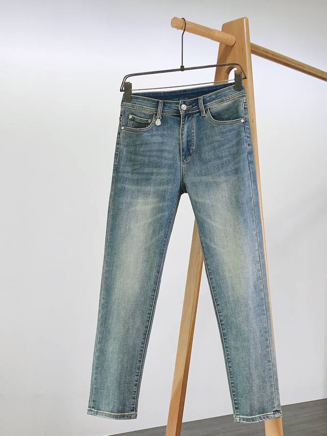 p230 Versace 范思哲 2026Ss春夏新品 复古水洗牛仔裤男士春夏百搭款。选用高弹牛仔面料，多重水洗磨白做出自然渐变色调，软硬适中带弹力，上身舒