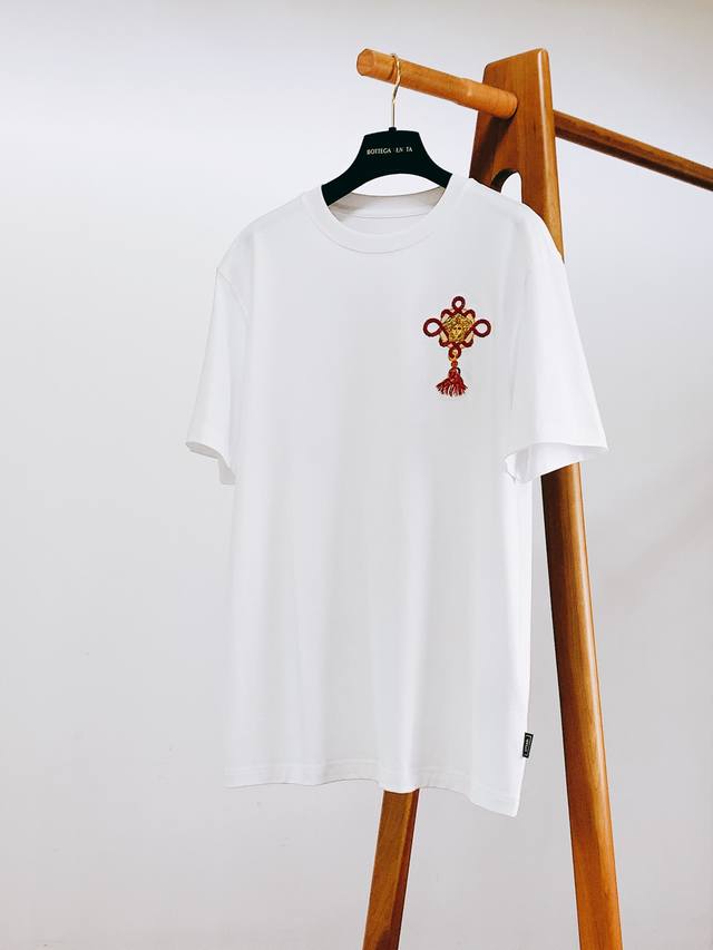 p280 Versace 范思哲 2026Ss春夏新品 中国结美杜莎刺绣T恤甄选高支精梳棉面料，触感柔软细腻，透气排汗，夏季穿着清爽不闷，面料紧实不易起球变