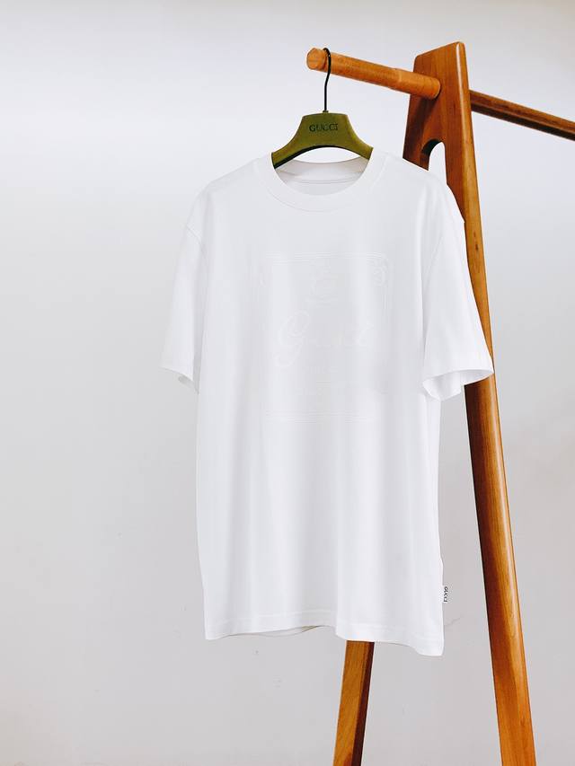 p280 Gucci 2026 Spring/Summer New Arrival Retro 1921 Label Short-Sleeve T-Shirt. p280 Gucci 2026 Spring/Summer New Arrival Retro 1921 Label Short-Sleeve T-Shirt.