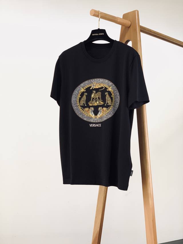 p340 Versace 范思哲 2026Ss春夏新品 丛林猛兽系列T恤选用高克重精梳棉面料，触感柔软透气，夏日穿着清爽不闷汗，面料密实耐洗，不易起球变形。
