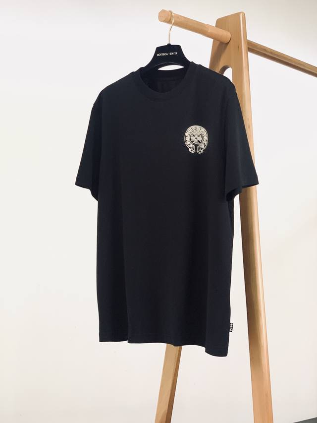 p330 Chrome Hearts 克罗心 2026Ss春夏新品 高温烫钻马蹄十字架T恤甄选高密精梳纯棉面料,软糯亲肤,透气排汗,久穿不易起球变形,夏日上 p330 Chrome Hearts 克罗心 2026Ss春夏新品 高温烫钻马蹄十字架T恤甄选高密精梳纯棉面料,软糯亲肤,透气排汗,久穿不易起球变形,夏日上