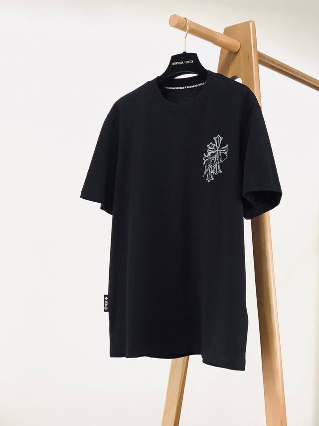 p210 Chrome Hearts 克罗心 2026Ss春夏新品 哥特十字架短袖美式潮人刚需款 重磅双纱精梳棉打造,水洗预缩工艺加持,面料厚实软糯,上身 p210 Chrome Hearts 克罗心 2026Ss春夏新品 哥特十字架短袖美式潮人刚需款 重磅双纱精梳棉打造,水洗预缩工艺加持,面料厚实软糯,上身
