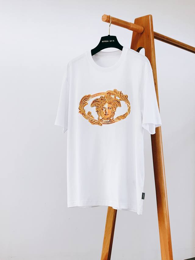p320 Versace 范思哲 2026Ss春夏新品 美杜莎经典款T恤，甄选高克重精梳棉面料，布面细腻透气，夏日穿着清爽不闷汗，面料紧实耐穿，水洗不易起球