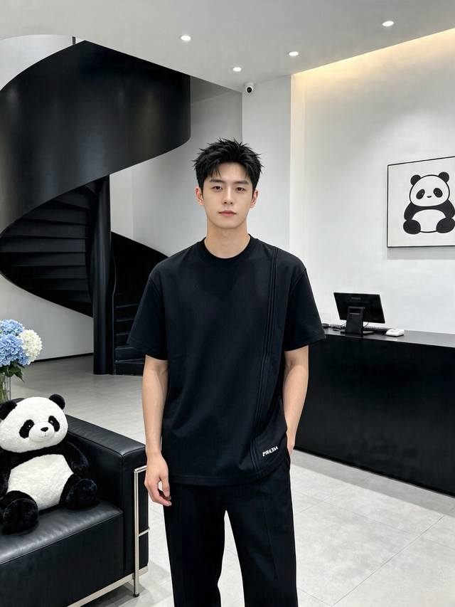 p210。普拉达 2026春夏新品时尚圆领短袖高级定制百搭款式!更有实用感 任何人都可以轻松驾驭 采用液氨棉面料制作,奢华经典品牌Logo设计,Al非常显档次懂 p210。普拉达 2026春夏新品时尚圆领短袖高级定制百搭款式!更有实用感 任何人都可以轻松驾驭 采用液氨棉面料制作,奢华经典品牌Logo设计,Al非常显档次懂