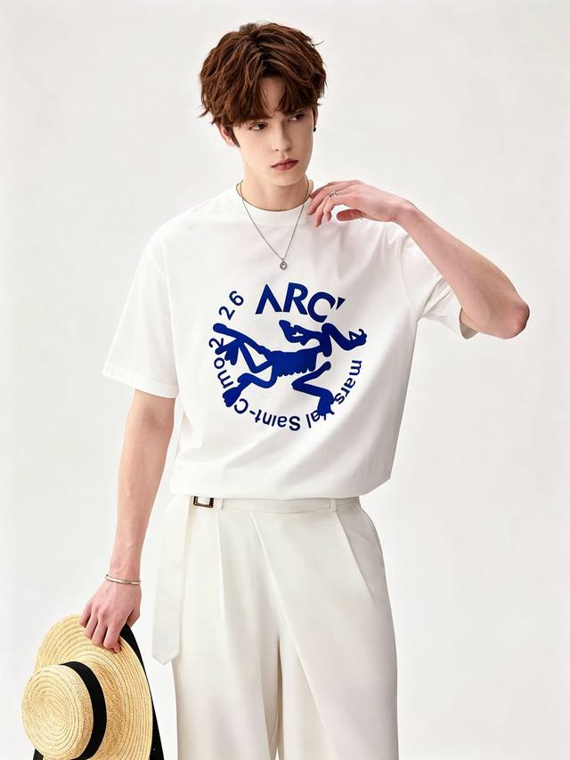 p240 Arcter*X始*祖鸟 2026春夏新款男女同款短袖T恤户外品牌可能大家第一想到的就是加拿大鹅、始祖鸟。给人一种标签试的感觉！除了在款式设计上颇有造
