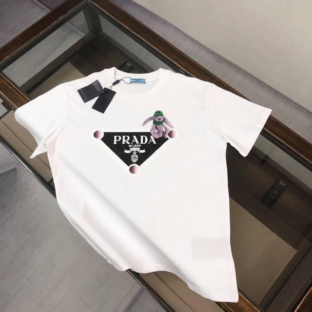 p120 pra*Da 普拉达 最新款情侣款印花圆领短袖 情侣T恤 春夏新品 高品质 时尚百搭潮款 定制进口面料 !穿着舒适 透气 时尚不失个性 上身休闲随性 p120 pra*Da 普拉达 最新款情侣款印花圆领短袖 情侣T恤 春夏新品 高品质 时尚百搭潮款 定制进口面料 !穿着舒适 透气 时尚不失个性 上身休闲随性