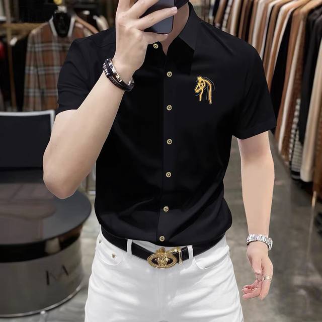 p200 Hermes 爱马仕 2026春夏男士衬衣时尚休闲短袖衬衫,香港洋行渠道货,重磅高端臻品,一款高奢品鉴白金级单品,品相纯正! 26Ss春夏颜值度颇高 p200 Hermes 爱马仕 2026春夏男士衬衣时尚休闲短袖衬衫,香港洋行渠道货,重磅高端臻品,一款高奢品鉴白金级单品,品相纯正! 26Ss春夏颜值度颇高