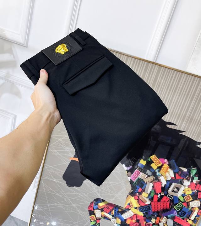 p290范思哲- 2026Ss马年春夏修身款休闲裤。原单1:1制作，日常必备的完美之选，简单大气亦时尚有型，定制进口欧棉面料 ，重工洗水工艺，做工复杂工艺精湛。