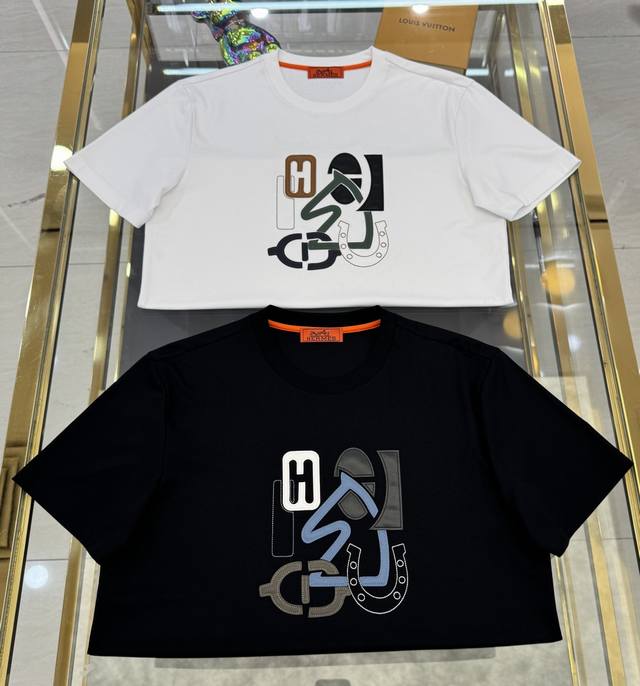 p230 爱马仕 2026春夏 高阶定制T恤 核心面料:埃及双面匹马棉 × 液氨丝光工艺 核心体感:柔软细腻顺滑,卓越透气不闷热 核心工艺:顶级精致刺绣, p230 爱马仕 2026春夏 高阶定制T恤 核心面料:埃及双面匹马棉 × 液氨丝光工艺 核心体感:柔软细腻顺滑,卓越透气不闷热 核心工艺:顶级精致刺绣,