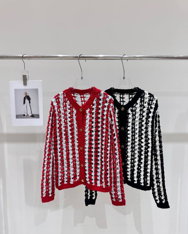 Real photos New arrivals 200 Style number: 23717 Chanel* Chanel-style hollowed-o