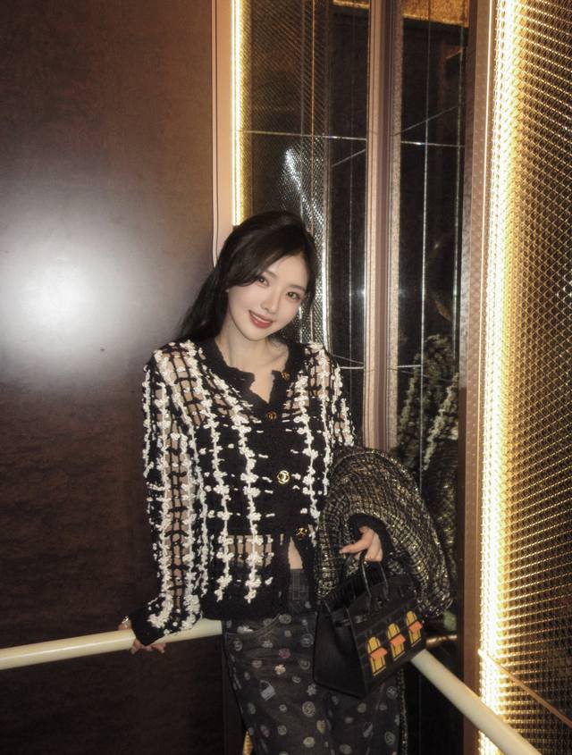 New Arrival 200 Style No.: 23717 Chanel* Chanel-style hollowed-out black and whi