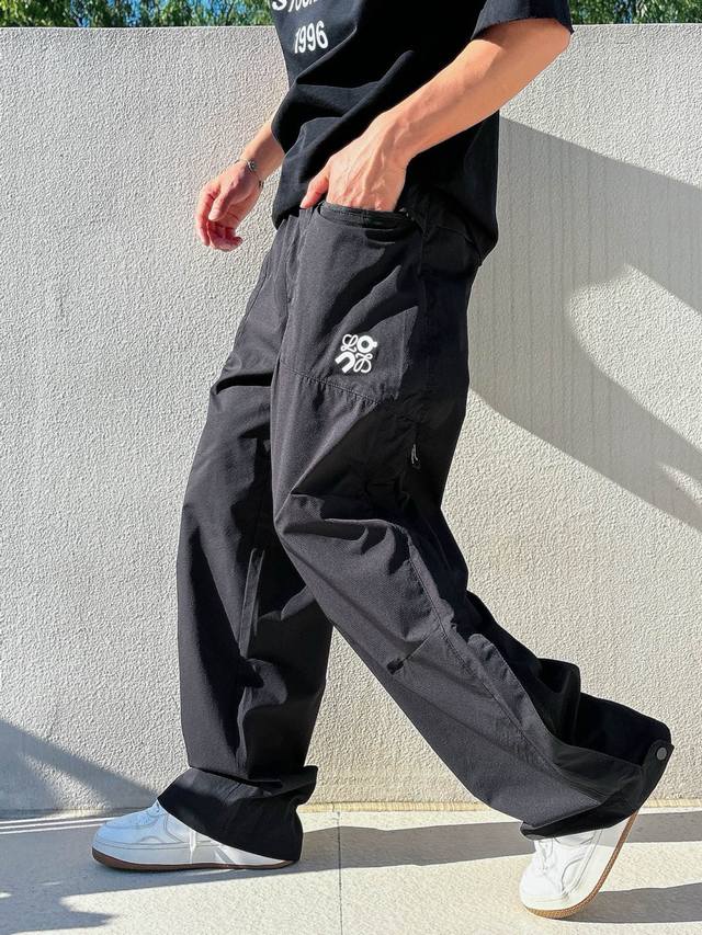 p290 Loewe's new summer casual trousers, made of high-quality woven material, ar