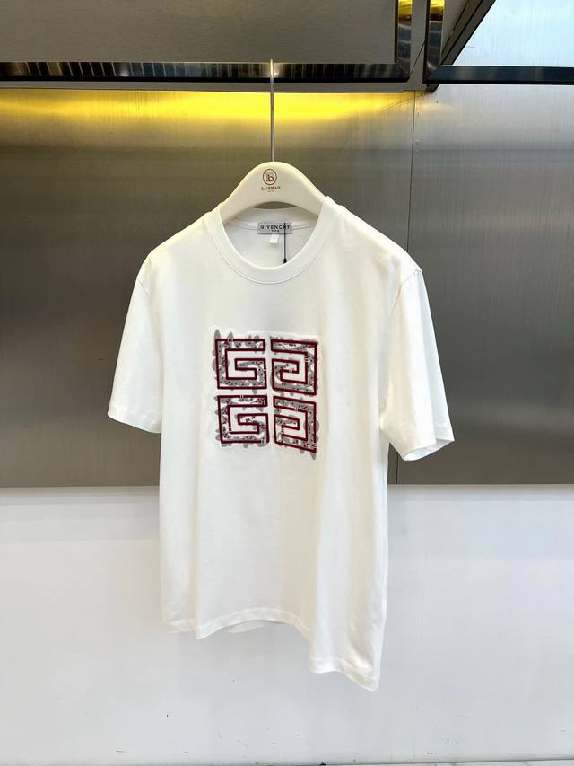 p160 Given纪梵希、2026春夏新品短袖T恤，以纯色为底，延续品牌经典优雅基因，将街头随性与高级时装完美融合。胸前标志性四G字母图案成为视觉焦点，采用
