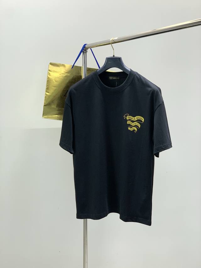 p160，Versace 范思哲，2026夏季最新品，专柜同步有售，原单狠货，时尚休闲圆领短袖T恤，进口原版面料，顶级印花工艺字母图案Logo，档次极高，舒适百