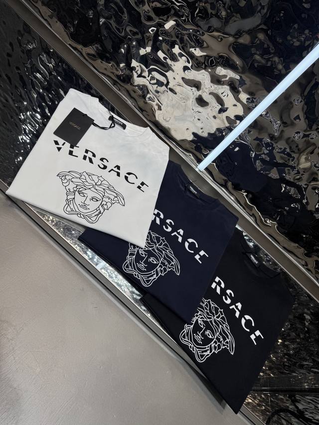 p160 Versace 2026春夏短袖 舒弹冰感棉新款短袖T 版型：常规修身版型 面料优点：舒适 微弹 冰感 挺拔 不缩水 码数：M-4Xl 只有