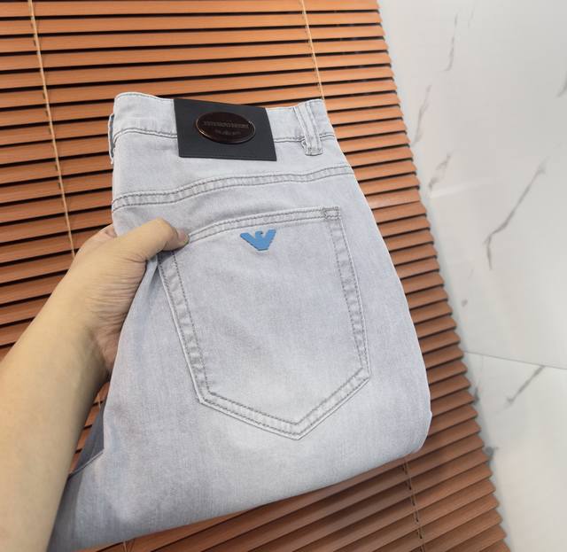 p260Armani 阿玛尼 26年新款牛仔裤专柜热销款 品味与价值共享 身穿着非常舒适 低调不失奢华 穿出去非常有档次,裤型款式和裁剪亦无需多言 上身精致跃然 p260Armani 阿玛尼 26年新款牛仔裤专柜热销款 品味与价值共享 身穿着非常舒适 低调不失奢华 穿出去非常有档次,裤型款式和裁剪亦无需多言 上身精致跃然