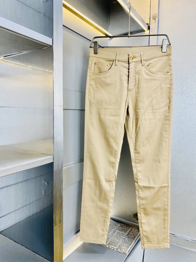 p230 官网同款有售 范思哲Versace 2026夏季弹力牛仔裤新款专柜同步有售，时尚休闲裤直筒小脚牛仔裤，进口原版面料，上身舒适透气，顶级工艺五金配饰。档