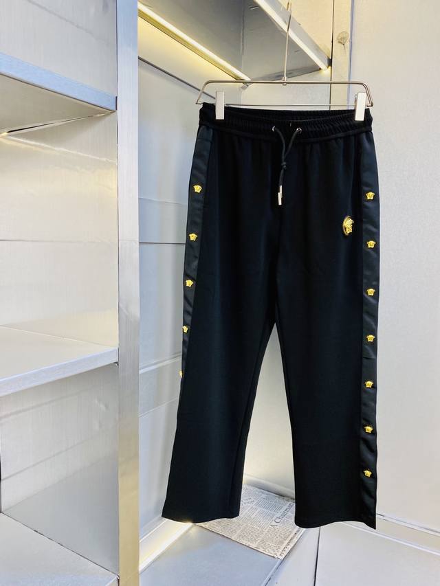 p250 官网原单货 可穿200斤范思哲Versace 简约时尚 休闲裤卫裤松紧裤直筒裤长裤身穿着非常舒适 低调不失奢华 穿出去非常有档次,裤型款式和裁剪亦无需