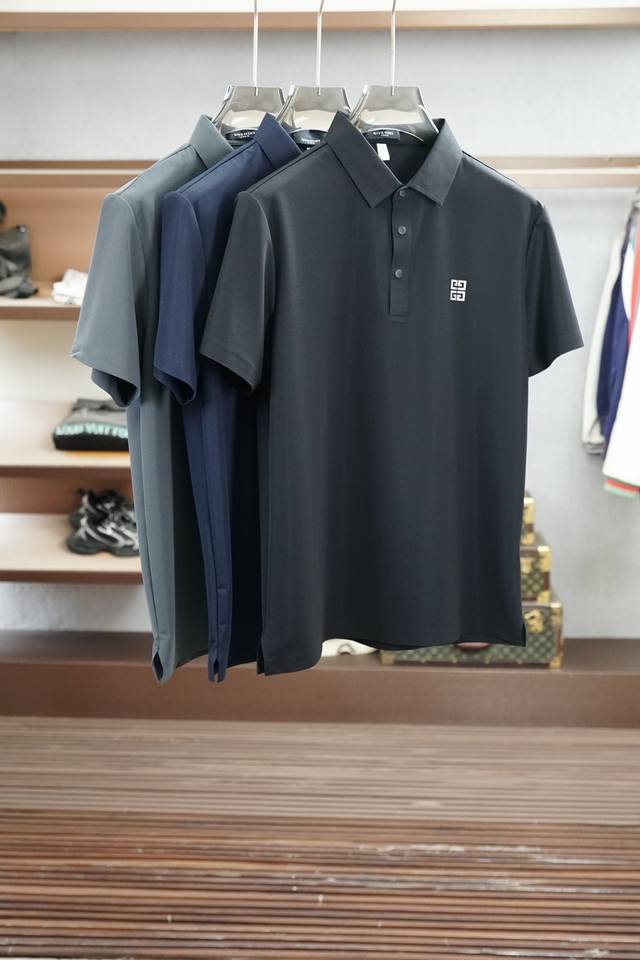 p230 纪梵希 Ss26春夏品牌字母&标志性字母刺绣标识polo衫，以最简约的形式呈现，体现商务或休闲雅致风格，采用80支双股丝光珠地棉面料，光泽明亮抗皱性